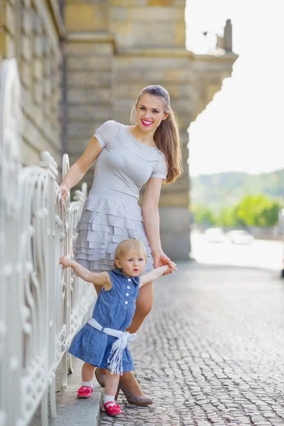 Ganzkörperporträt von Mutter und Baby in der Stadt — Stockfoto