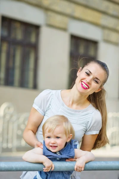 Portrait of mother and baby in city — Stock Photo, Image