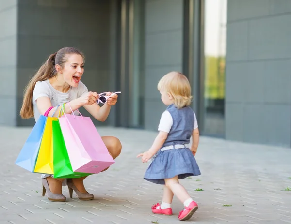 Matka i dziecko na zakupy — Zdjęcie stockowe