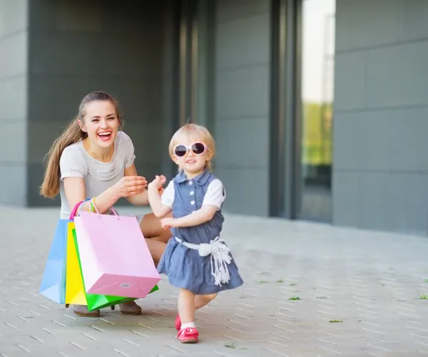 Moda-monger bebê em compras com a mãe usar óculos novos — Fotografia de Stock