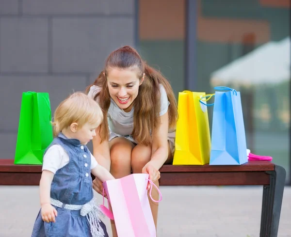 Mor och barn undersöker inköp efter shopping — Stockfoto