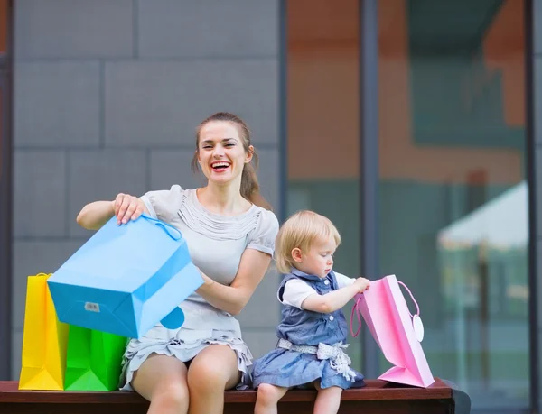 Mãe e filho examina compras após fazer compras — Fotografia de Stock