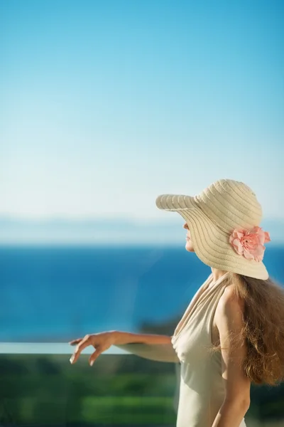 Γυναίκα που ψάχνει για τη θάλασσα στο μπαλκόνι και χαλαρωτικό — Φωτογραφία Αρχείου