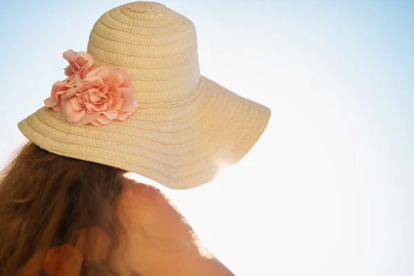Vrouw op zoek op zee vanaf balkon en geniet van zon — Stockfoto