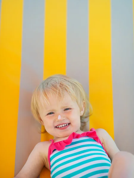 Portrét dítěte s crème sun block na nos — Stock fotografie