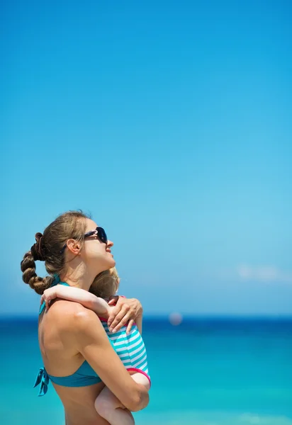 妈妈抱抱宝宝在海滩上 — 图库照片