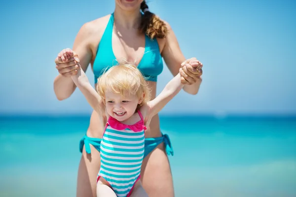 Matka gra z dzieckiem na plaży — Zdjęcie stockowe