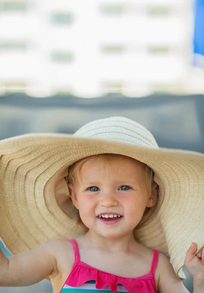 Portret van baby in strand hoed — Stockfoto
