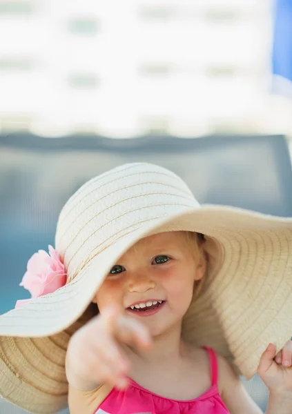 Portrait of baby in beach hat pointing in camera — Stock Photo, Image