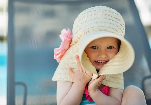 Портрет ребенка прячущегося в большой шляпе — стоковое фото