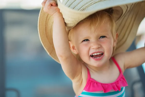 Portrett av opphisset baby i strandhatt – stockfoto