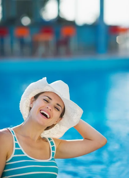 Frau an Pool-Bar genießt Urlaub — Stockfoto