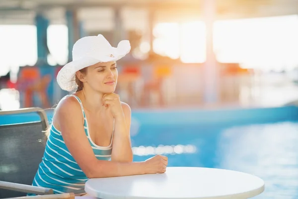 Portret van dromen vrouw bij zwembad bar op zoek op kopie ruimte — Stockfoto