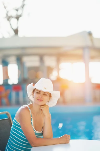 Portrét snící ženy v baru u bazénu — Stock fotografie