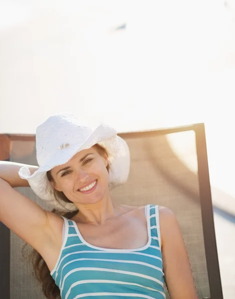Gelukkige vrouw opleggen zonnebank — Stockfoto