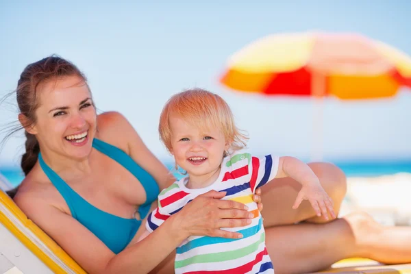 Portret van moeder en baby op strand — Stockfoto