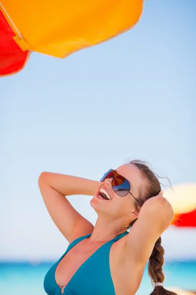 Портрет женщины, наслаждающейся отдыхом на пляже — стоковое фото