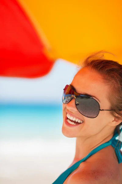 Retrato de mulher sorridente na praia — Fotografia de Stock