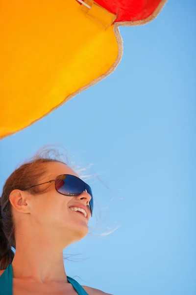 Portrait de femme heureuse sur une plage venteuse — Photo