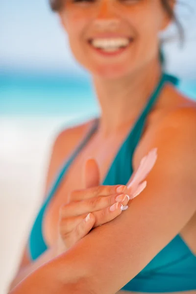팔에 햇볕 차단 크림을 적용 하는 여성의 손에 근접 촬영 — 스톡 사진
