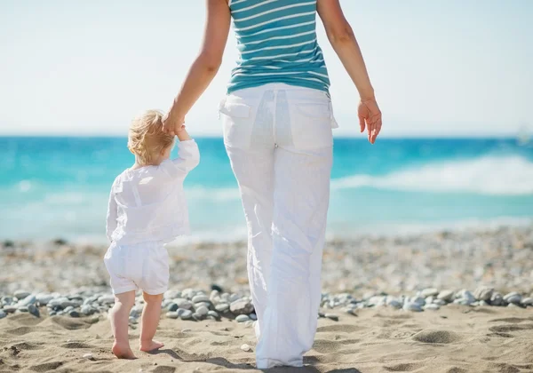 Mamma e bambino a piedi verso il mare. Vista posteriore — Foto Stock