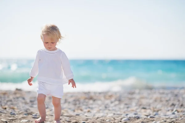 Baby walking on beach — Stock Photo, Image
