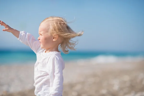 Ребенок на пляже смотрит вдаль — стоковое фото