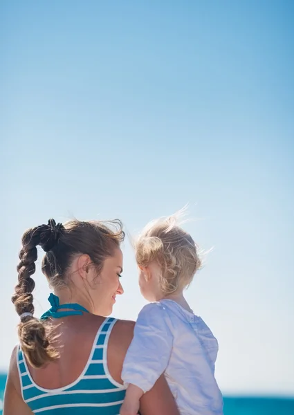 Ritratto di madre e bambino sulla spiaggia. Vista posteriore — Foto Stock