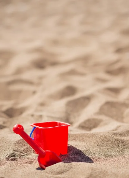 Детское ведро и лопата на песчаном пляже — стоковое фото