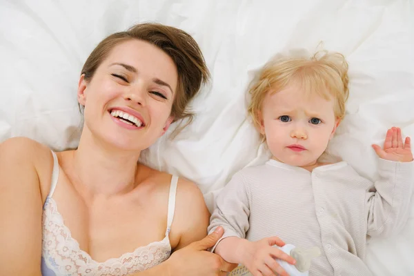 母親と赤ちゃんのベッドに敷設の肖像画。アッパー ビュー — ストック写真