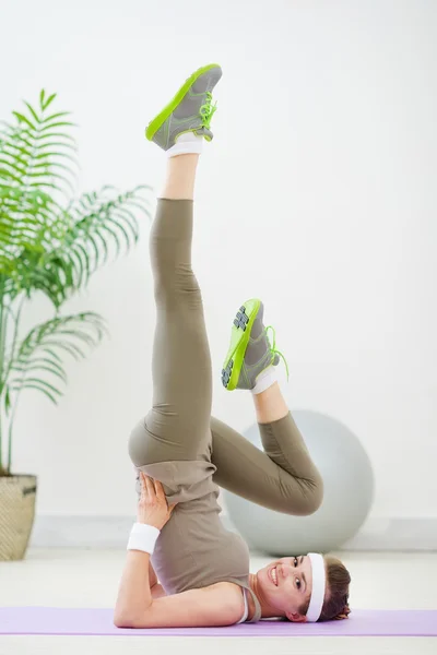Lachende fitness vrouw maken gymnastiek — Stockfoto