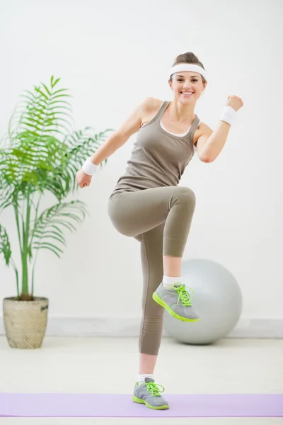 Szczęśliwy fitness kobieta co gimnastyka — Zdjęcie stockowe