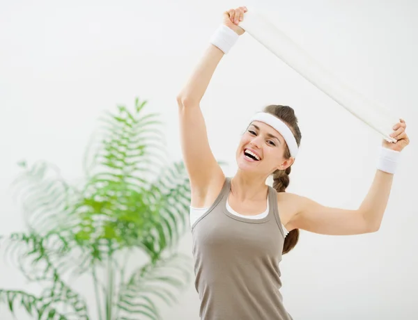 Retrato de mulher fitness feliz com toalha — Fotografia de Stock