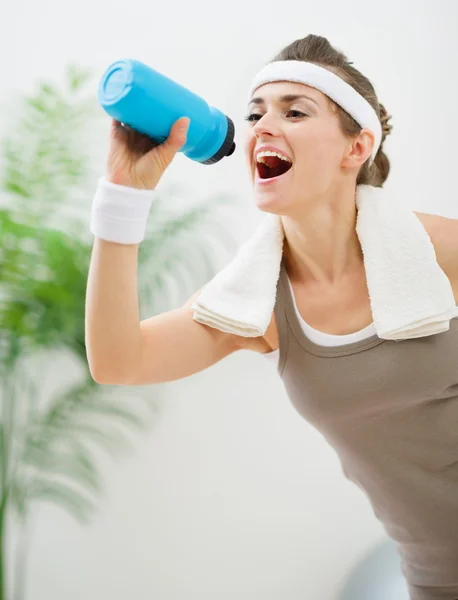 Healthy woman drinking water after workout — Stock Photo, Image