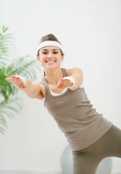 Uśmiechający się zdrowy kobieta co gimnastyka ćwiczenia — Zdjęcie stockowe
