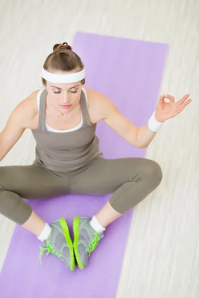 Sağlıklı bir kadın fitness üzerinde mat meditasyon — Stok fotoğraf