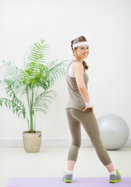 体操を作る健康な女性の完全な長さの肖像画 — ストック写真