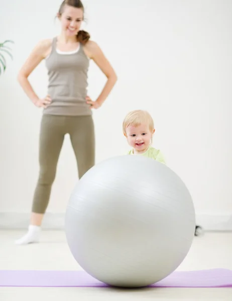 母とフィットネス ボールで遊ぶ子供 — ストック写真