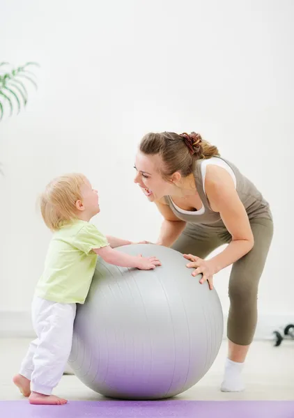Matka i dziecko, zabawy w sali gimnastycznej — Zdjęcie stockowe