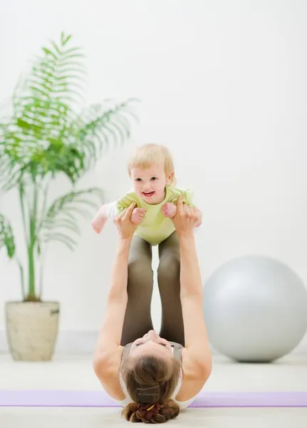 Mãe e bebê fazendo ginástica — Fotografia de Stock
