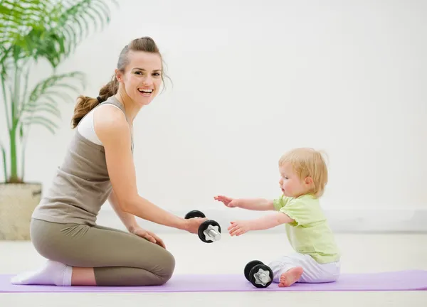 Mother and baby spending time in gym — Stock Photo, Image