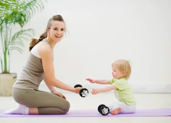 妈妈和宝宝在健身房中的时间 图库图片