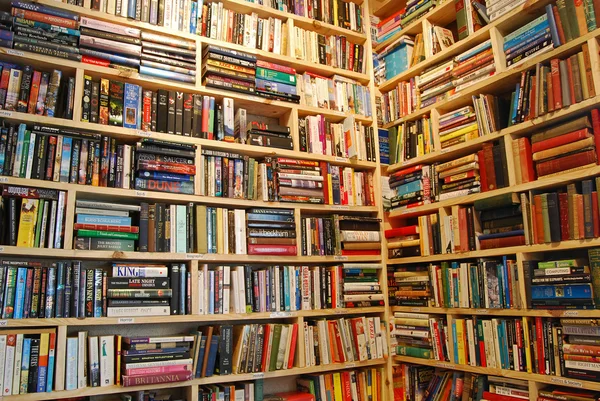 Bookstore shelf’s corner — Stock Photo, Image