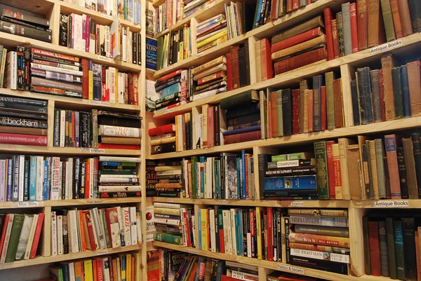 Angolo scaffali della libreria — Foto Stock