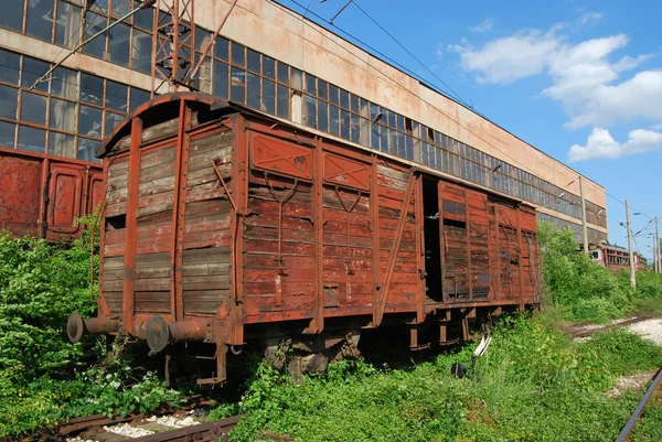 工业楼宇内，旧的马车 — 图库照片