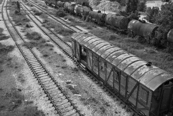 Vieux wagon de chemin de fer, citernes, lignes — Photo