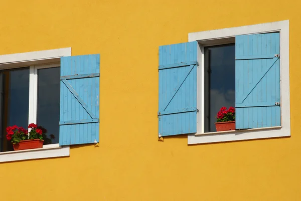 Muro di casa arancione, persiane blu — Foto Stock