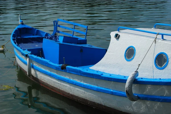 Blauwe en witte zee boot — Stockfoto