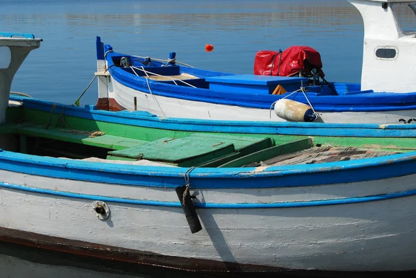 Синие и белые рыболовные лодки — стоковое фото