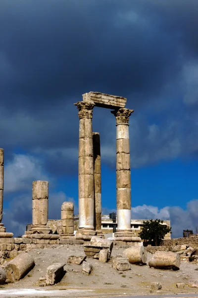 Uralte Säulen des Herkules in Amman — Stockfoto